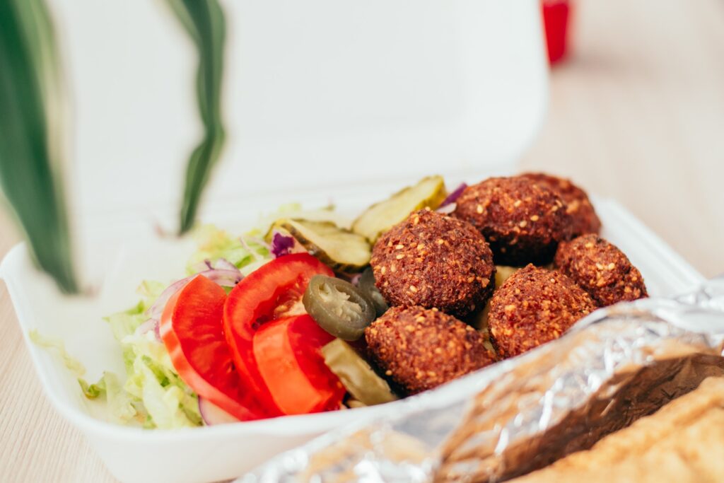 Falafel se nejčastěji podává v pita chlebu nebo tortille a se spoustou zeleniny.